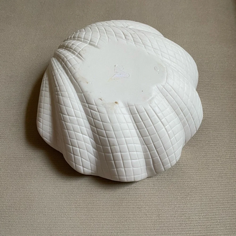 CERAMIC SEA SHELL DECORATIVE BOWL WITH CRAB ACCENT